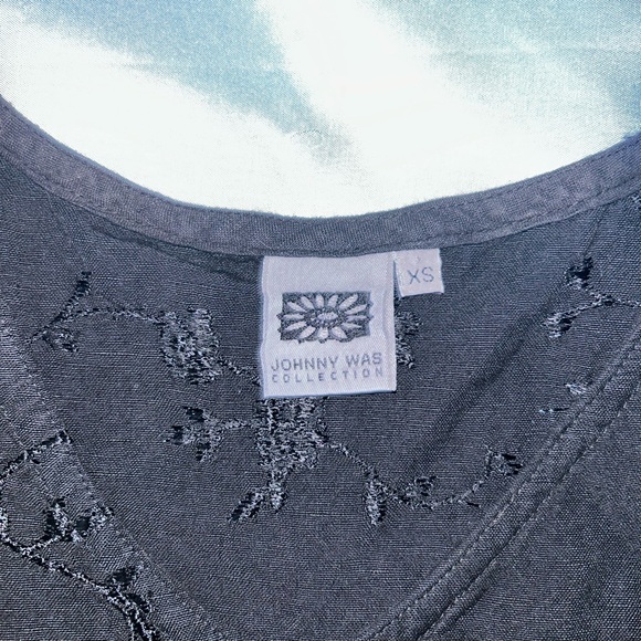 -Johnny Was Black Floral Cropped Top
-Size XS - Picture 2 of 5